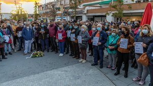 TOLEDO, 05/11/2021.- Decenas de personas participan este viernes en una concentración en el barrio del Polígono de Toledo en repulsa por la muerte de un joven de 21 años que murió el pasado 31 de octubre por heridas de arma blanca, en el transcurso de un robo con violencia. EFE/ Ángeles Visdómine
