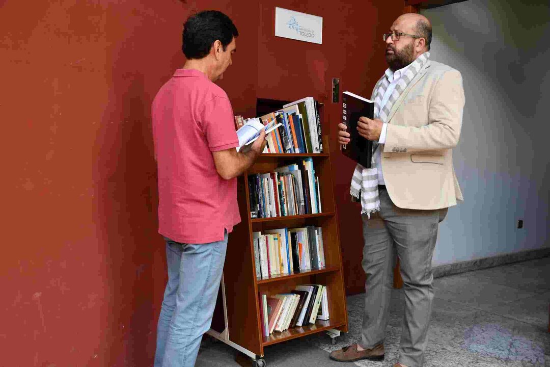 Tomas Arribas con los libros de San Clemente