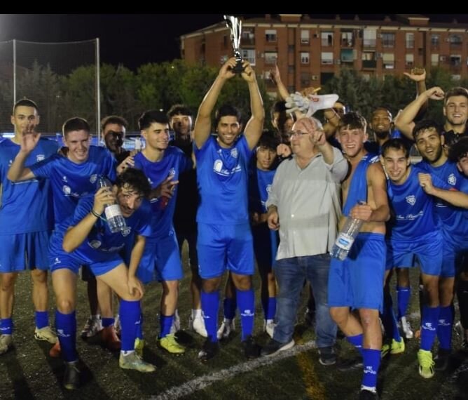 Los chicos del Benque alzando el trofeo de vencedores del IV trofeo de verano