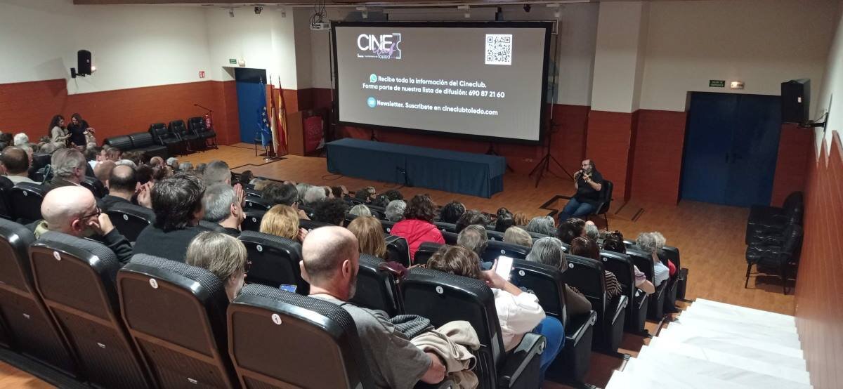 Primera sesión del Cineclub en El Polígono con un lleno absoluto