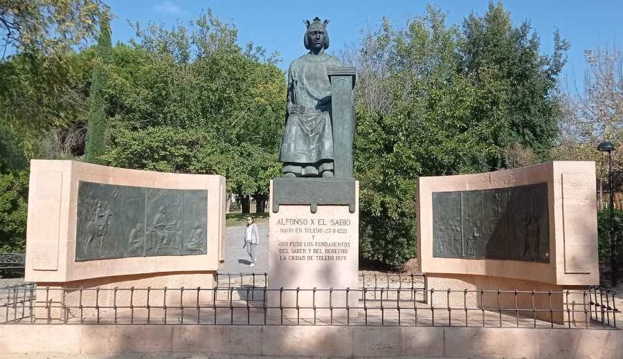 Estatua Alfonxo X. Parque de las tres culturas