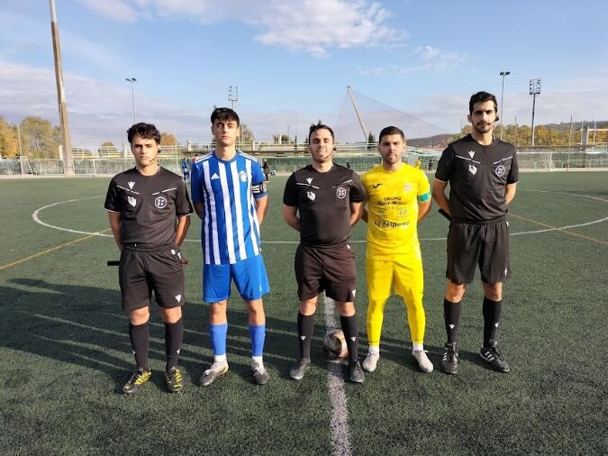 Capitanes y trío arbitral con el icónico puente de Castilla-La Mancha al fono