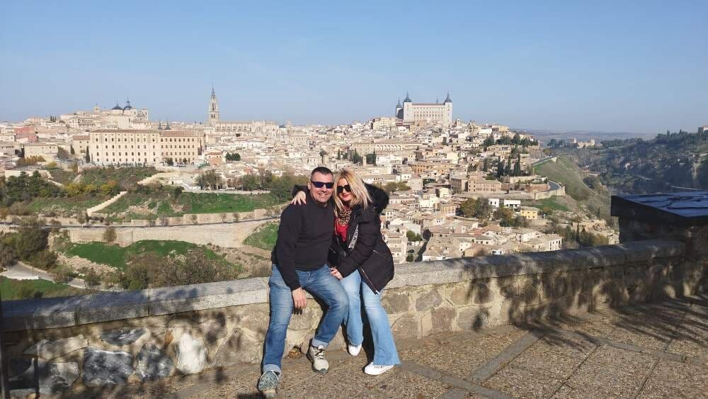 Rubén y Sonia en el Mirador de Toledo con Toledo detrás