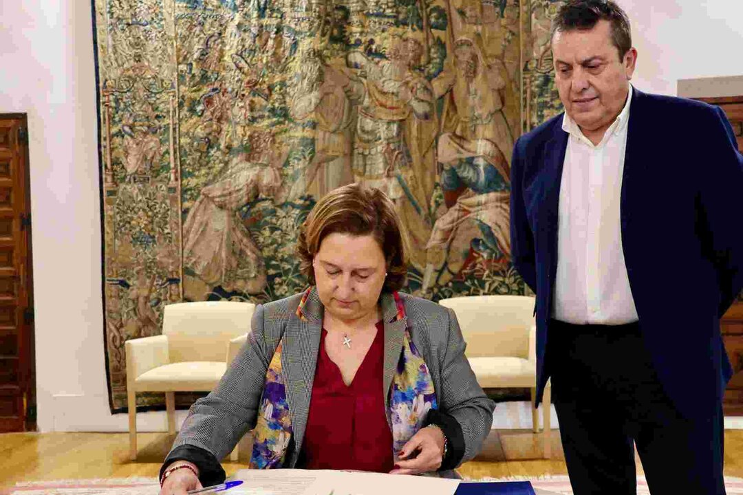 Concepcion Cedillo y Pablo Barroso en la firma del convenio