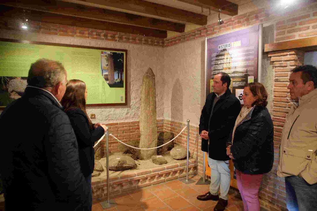 Cedillo en su visita a Castillo de Bayuela